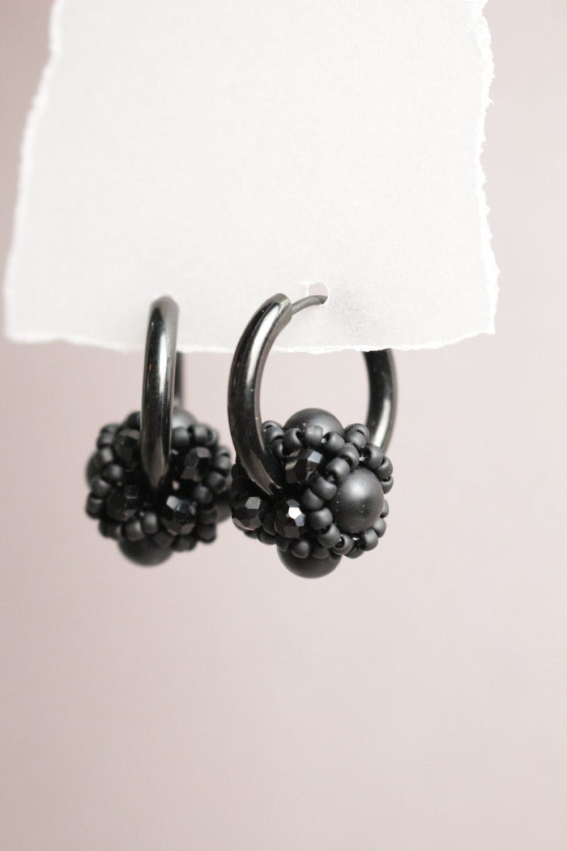 Melni pērļoti auskari | MELNS DESIGN