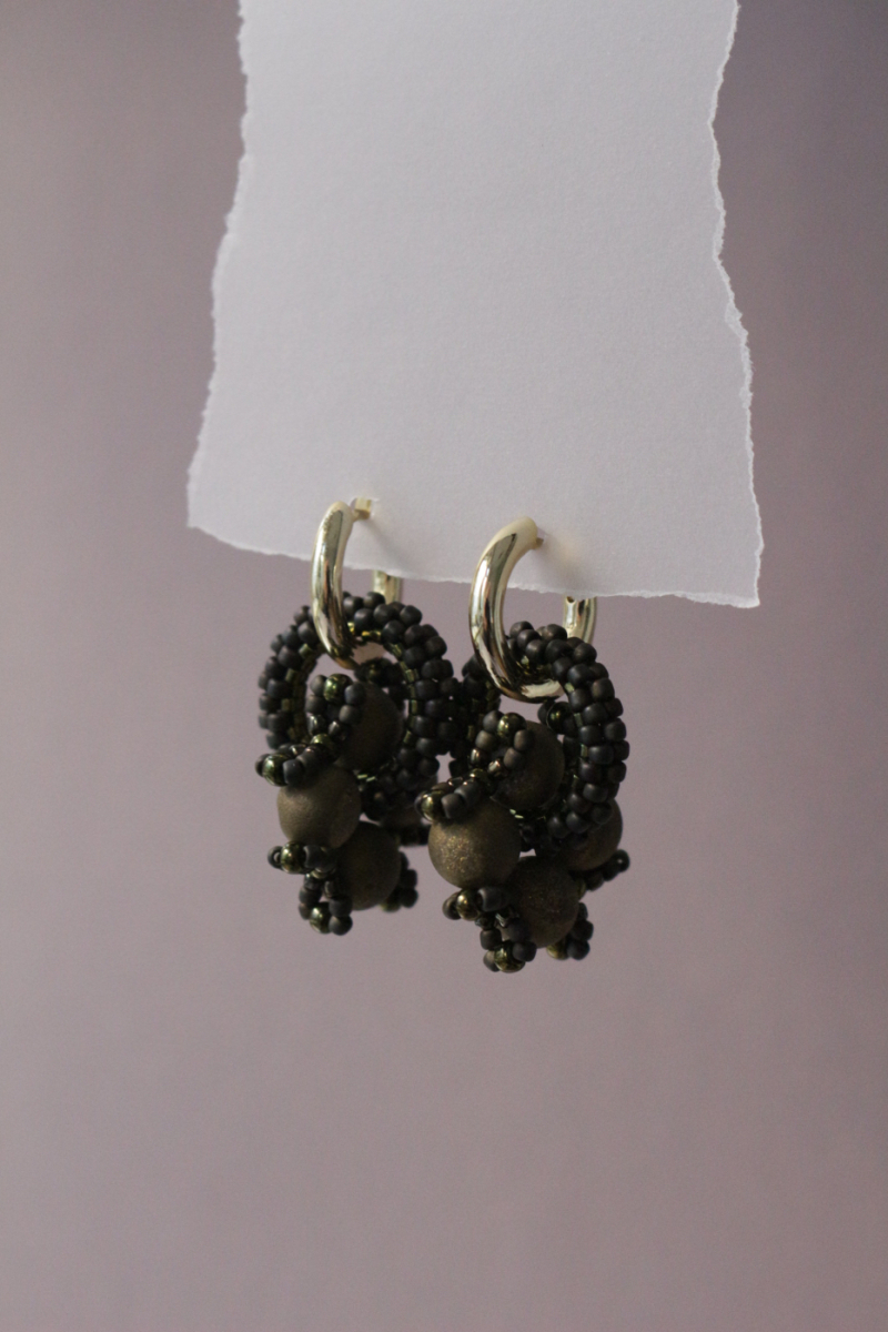 Pērļoti auskari brūnā krāsā | MELNS DESIGN