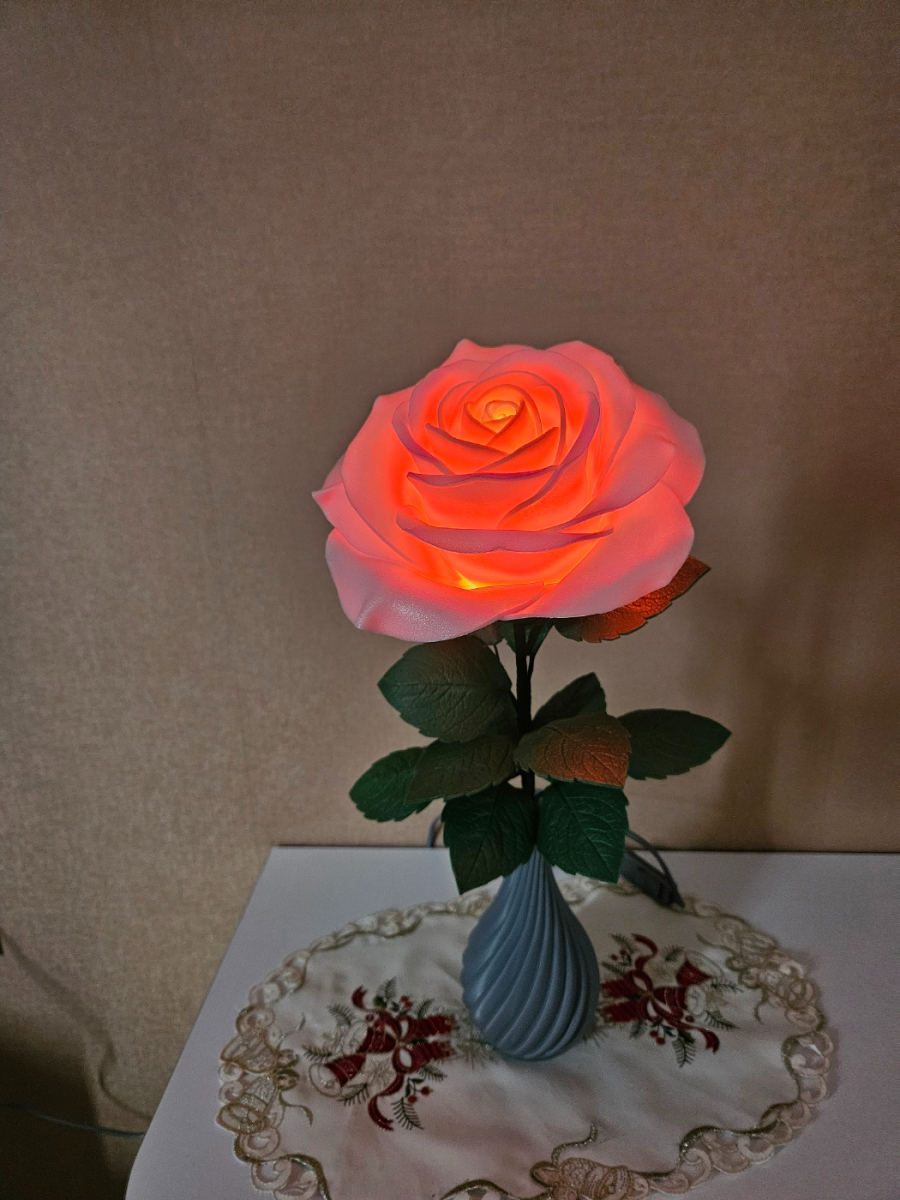 Naktslampiņa- roze vāzē  | Paradise Flowers lampas