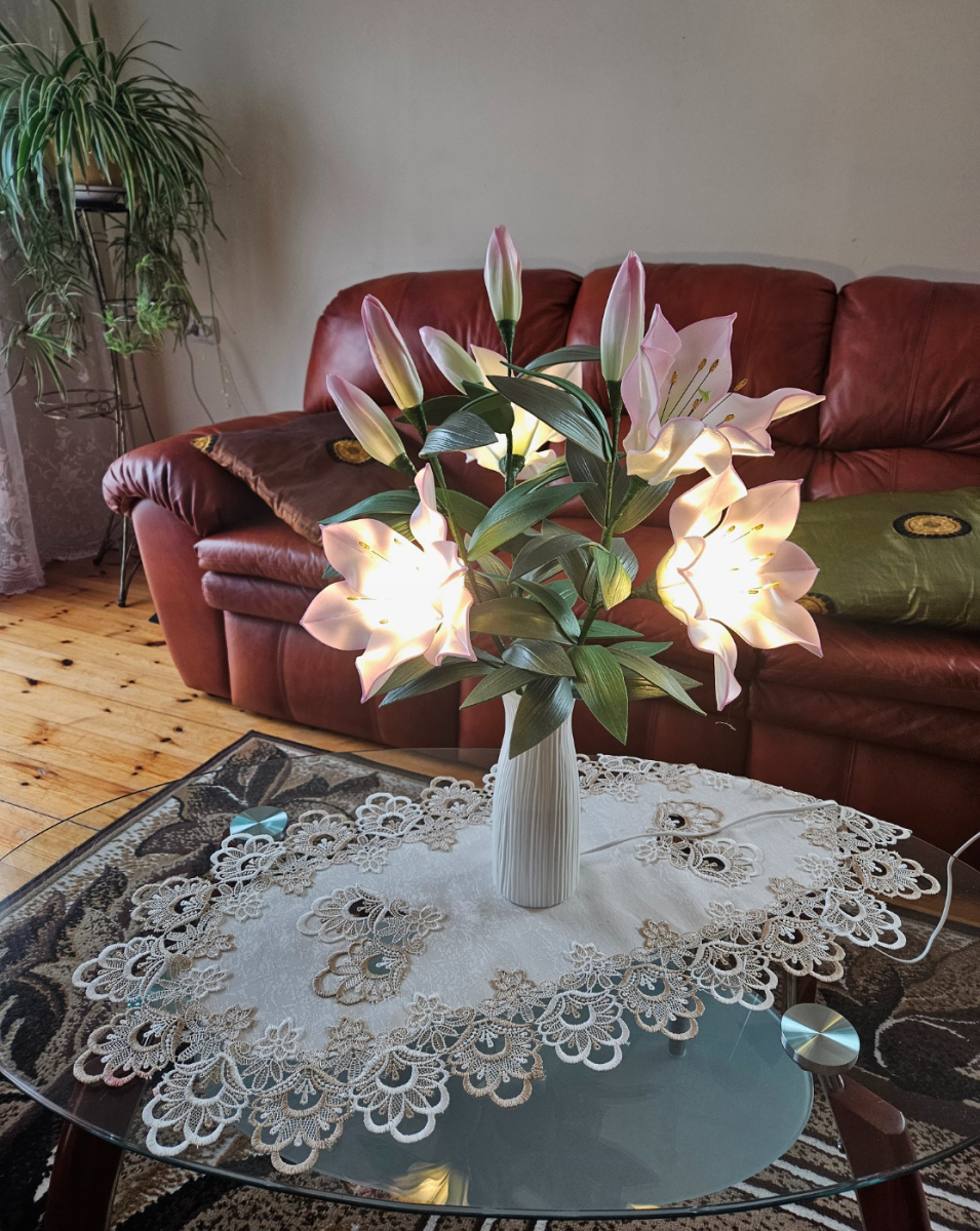 Galda lampa - lilijas | Paradise Flowers lampas