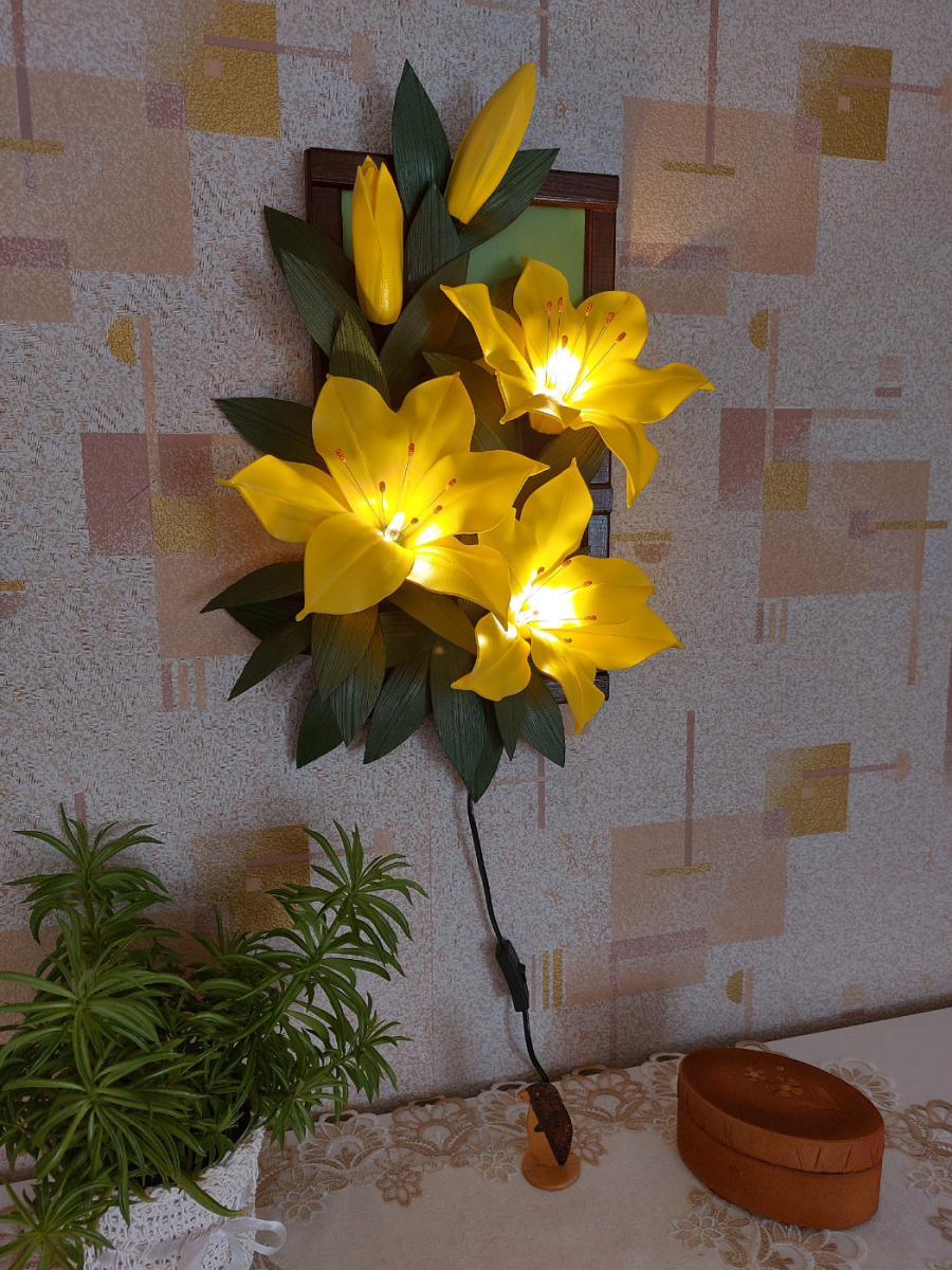 Sienas lampa- lilijas rāmītī | Paradise Flowers lampas