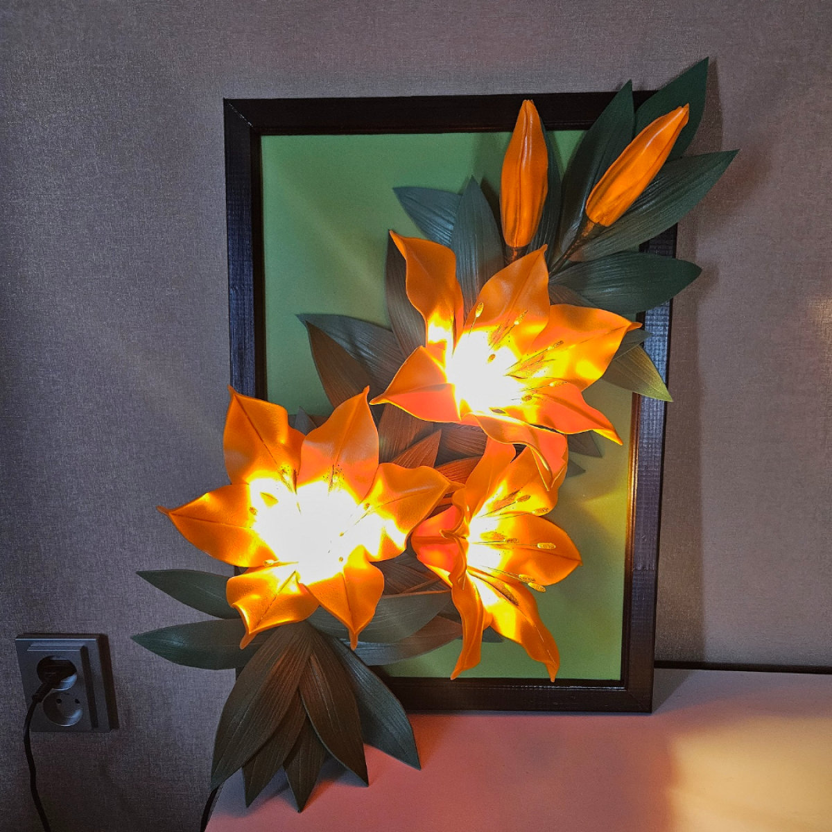 Sienas lampa- lilijas rāmītī | Paradise Flowers lampas