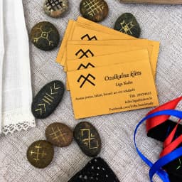Ozolkalna klēts - IK Aušanas un rokdarbu darbnīca logotips
