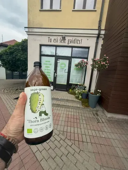 Sage-green - auksti spiestas, funkcionālas sulas, kas gatavotas no dabīgām sastāvdaļām.  — Instagram