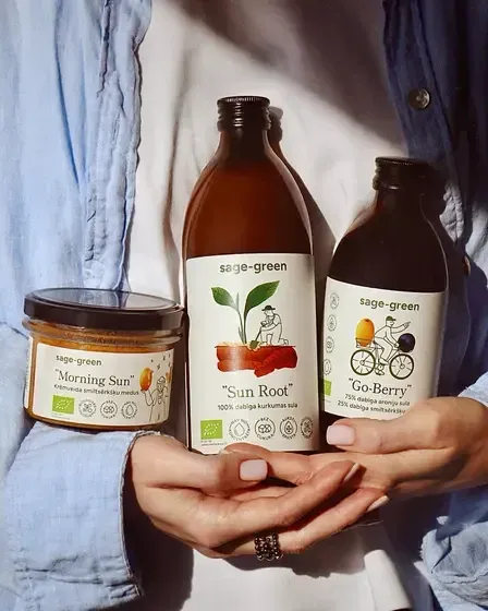 Sage-green - auksti spiestas, funkcionālas sulas, kas gatavotas no dabīgām sastāvdaļām.  — Instagram
