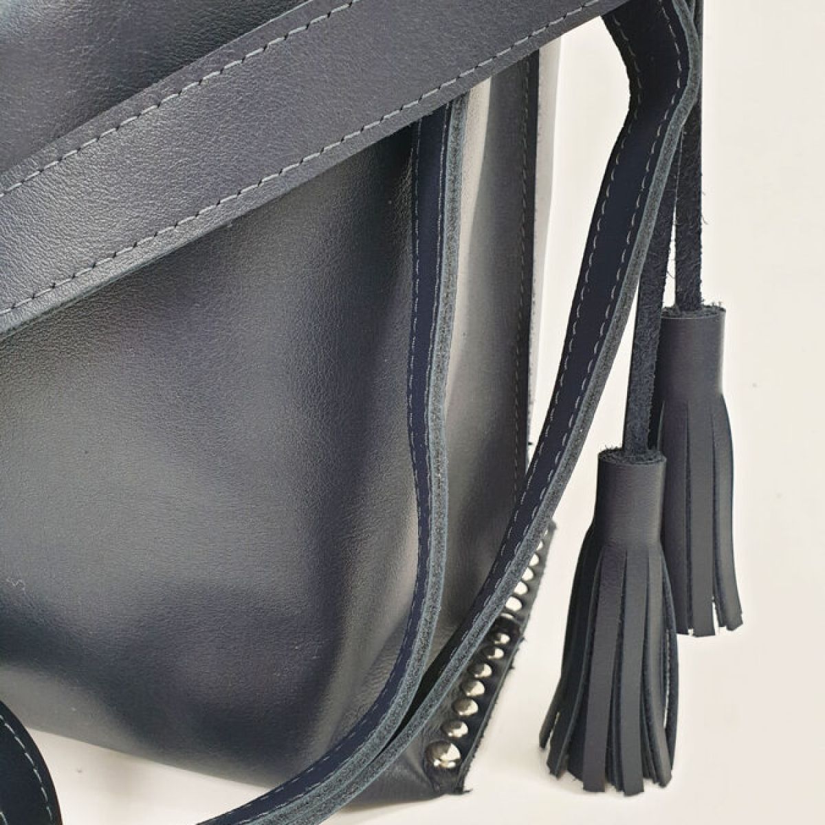 58045_leather_bag_details_handmade_craft-674e9610e592c910ad7f3ab624b7dd19