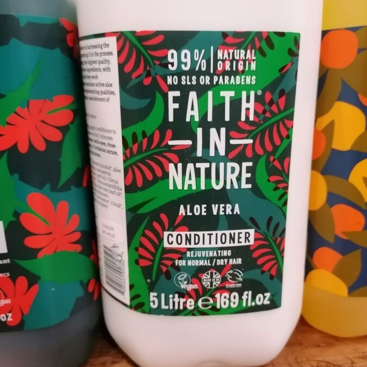 Atjaunojošš kondicionieris Faith in nature ar alveju